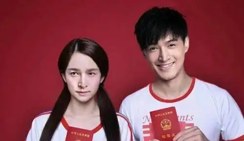 网友纷纷喊话心疼胡歌,并特意给他p了一张结婚照:胡歌你要不还是和