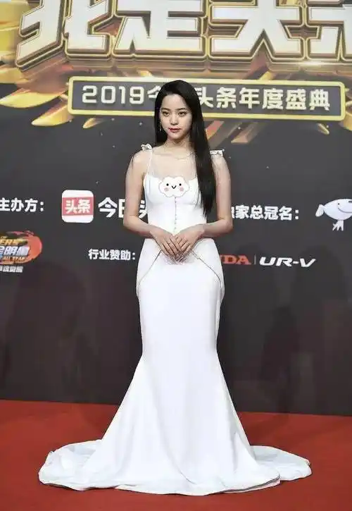 欧阳娜娜才20岁出头,穿着打扮却十分成熟,身材曲线太