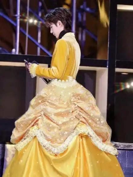 学长蔡徐坤必须入选,这是谁恶搞的错位图,蔡徐坤的大长腿不配露出来吗