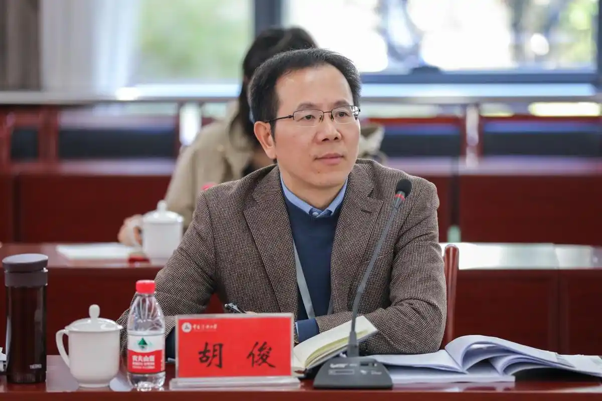 报告厅召开教师职称评审工作专题汇报会,会议由专家组组长胡俊主持