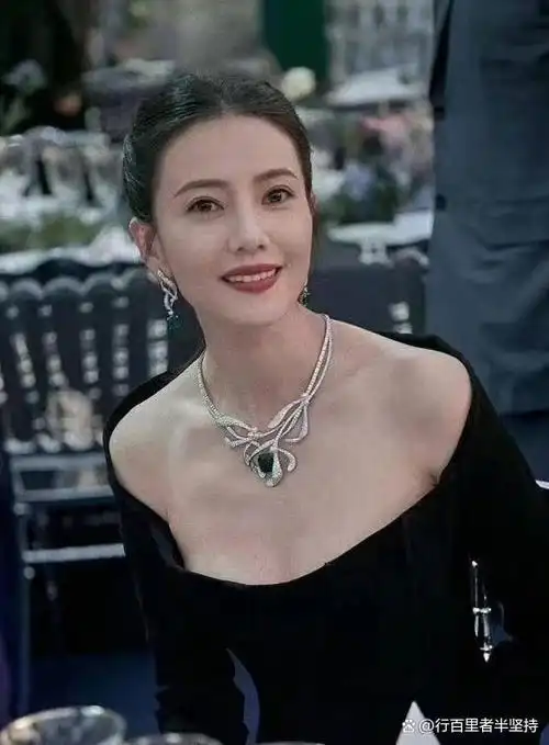 在娱乐圈中,有很多女明星已经年过30岁了,但她们依然展现出青春的活力