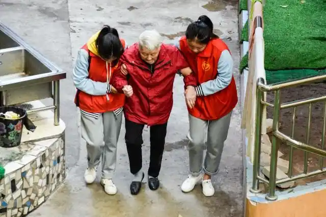 重邮移通学子走进康乐养老院 为老人们送去秋日暖阳