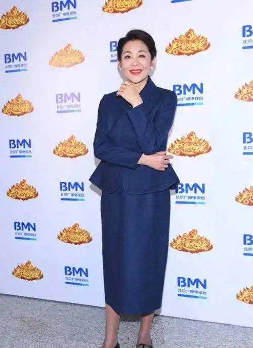 最引人注目的是倪萍脚上的那双鲜红色的运动鞋.