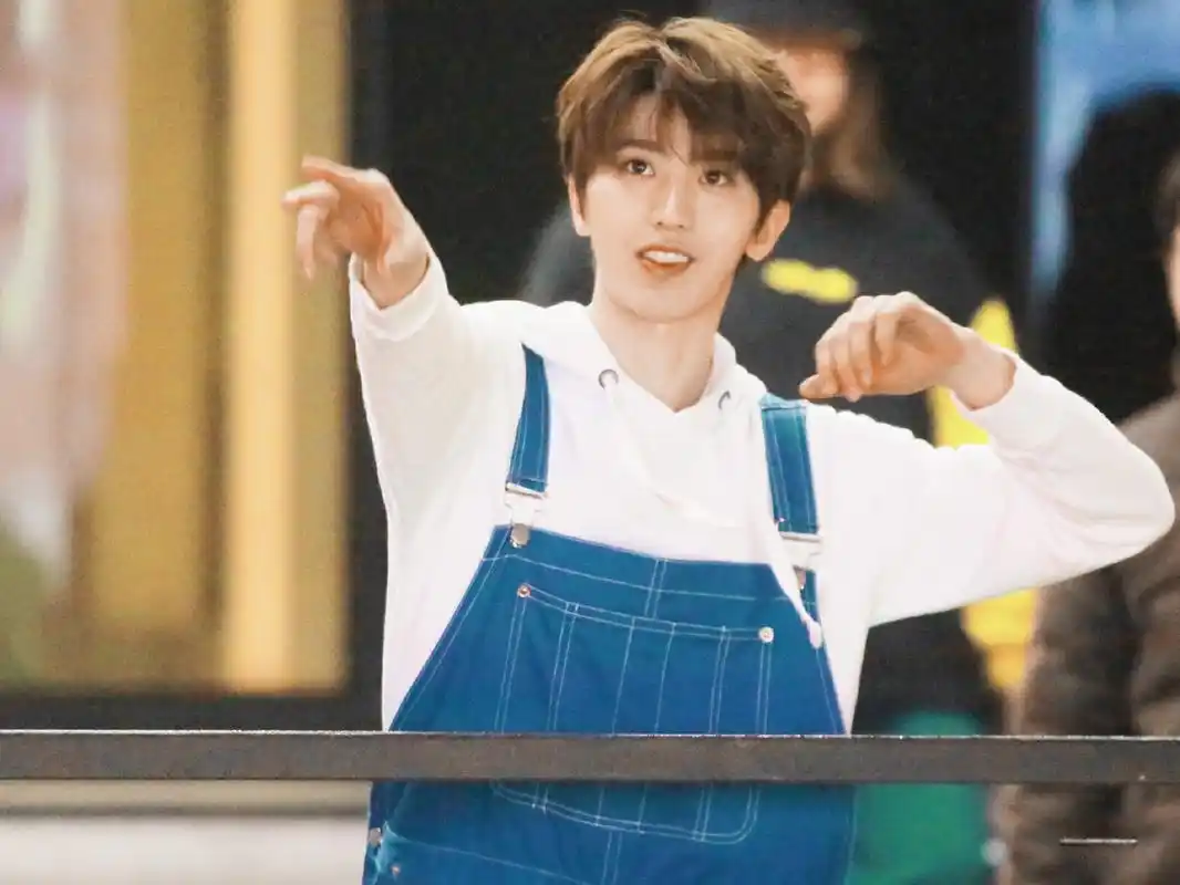 蔡徐坤录制快本,卫衣搭配背带裤,拖鞋居然穿反了?