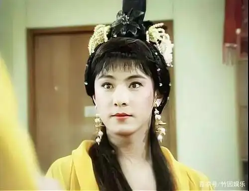 张卫健年轻的时候给人的感觉真的是可以男女通吃,又帅又美,特别是女装