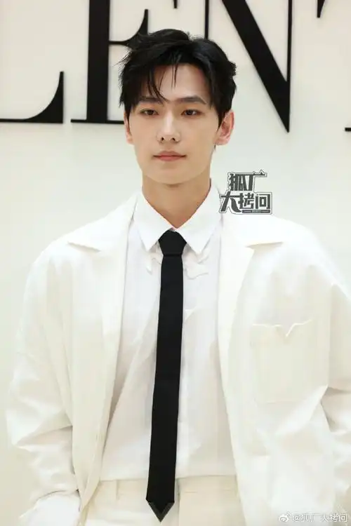 杨洋西装短裤##杨洋最新生图状态