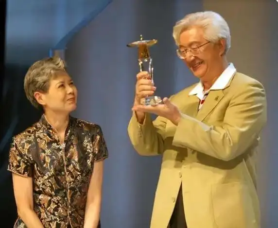 抗起央视大旗沈力于1957年从部队转业,报考了中央人民广播电台,开始