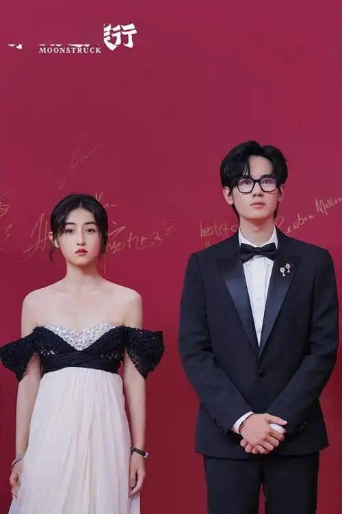 穿过月亮的旅行张子枫胡先煦红毯甜蜜同框