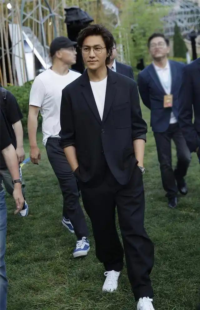 原创43岁陈坤不显老穿黑西装配白球鞋赶时髦剪短发戴眼镜更帅气了