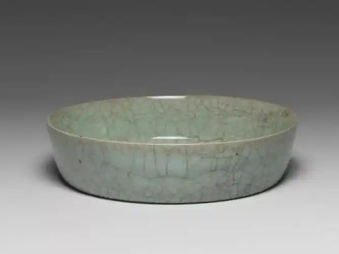 南宋官窑青瓷圆洗,开片明显比汝窑开片醒目,这是刻意造成的.