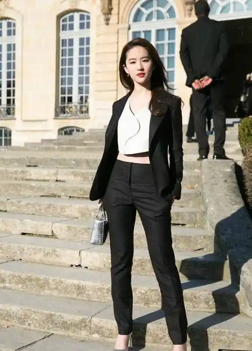 刘亦菲的时尚一般人还是学不来,衣品平庸太简单,就靠气质硬撑着_黑色