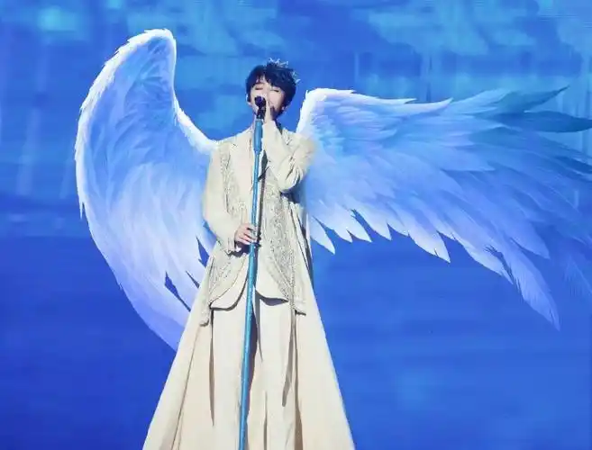 [爱橙橙]  从珍珠皇冠到荆棘皇冠~  顺便安利一下我们演员王俊凯即将