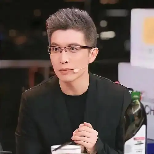 央视"最幽默"的新闻主播朱广权,2次高考复读,43岁白头仍未婚