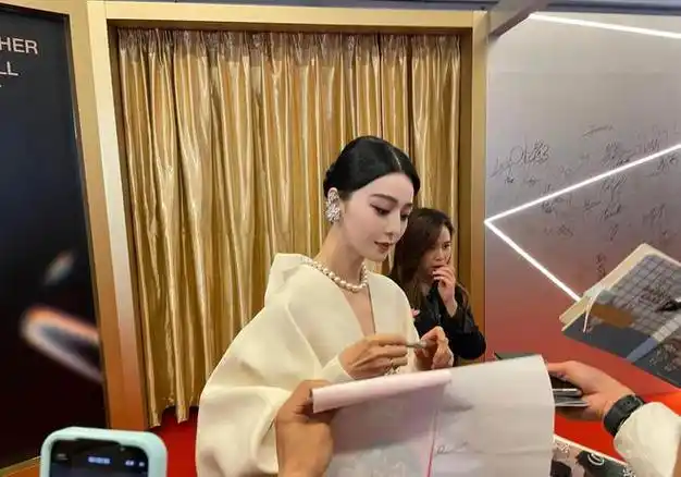 范冰冰久违亮相亚洲电影大奖红毯白色大礼服珍珠项链珠光宝气