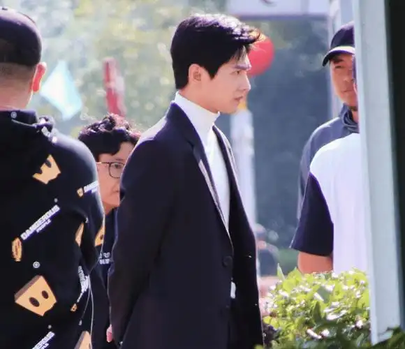 《你是我的荣耀》热巴百变,杨洋3个造型同一件外套,这是半永久_剧中