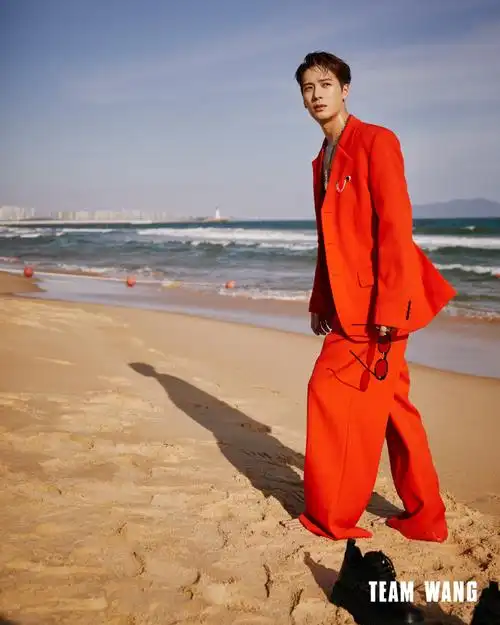 王嘉尔真空半永久##王嘉尔把手表戴在了胸前