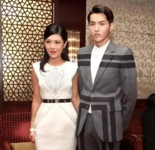 当时吴亦凡刚刚来到国内发展,正是全方位资源都有需求的时候,凭借着与