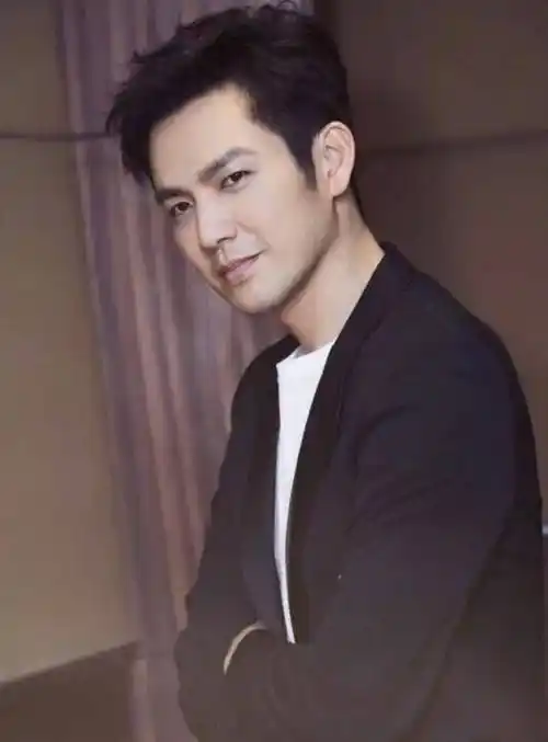 钟汉良活动近照曝光,窄腰肩宽隐约看出腹肌,46岁少年感十足_西装_状态