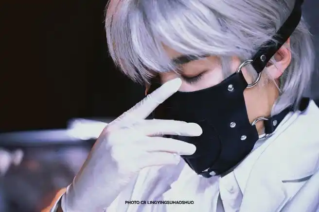 黄明昊白发撕漫男