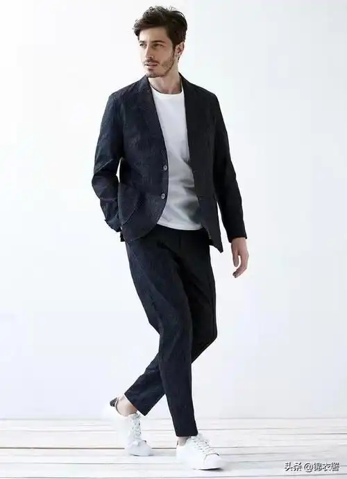 小男孩穿西装配什么鞋,男孩小西装配什么鞋子(西装小白鞋瞬间拉满你的