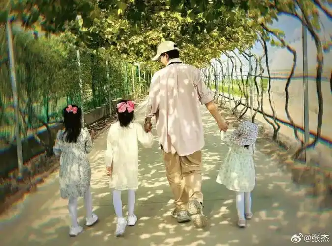 前几日,张杰还在社交平台晒出跟三个女儿出游的照片,光看着父女四人的