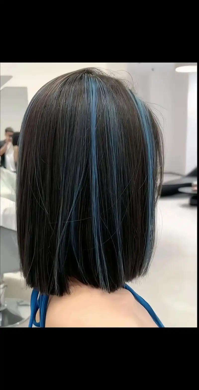 方圆脸女生齐肩一刀切短发搭配蓝灰色挑染.