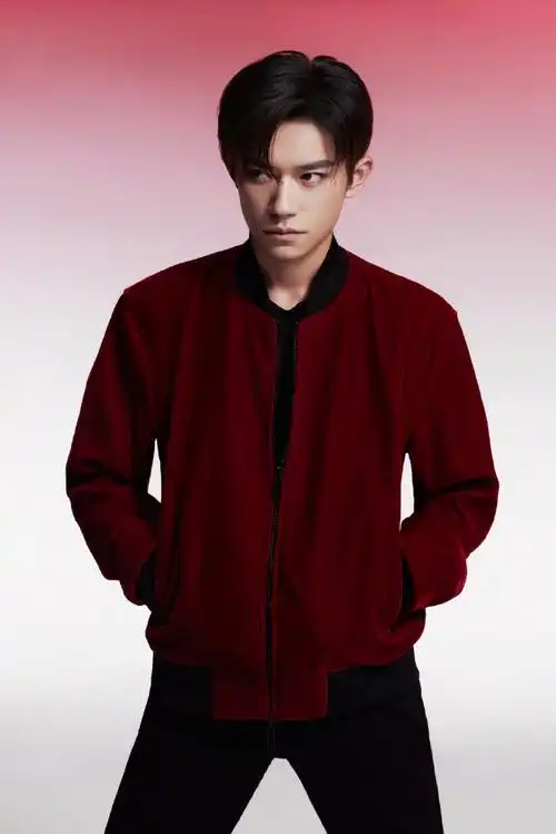 易烊千玺新年红夹克