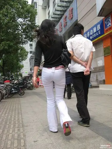 白裤美臀美女显露内裤(9)