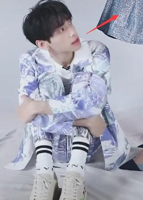 罗云熙蹲坐陈钰琪脚边,抬头看到她穿着短裙,下意识救场反应绝了