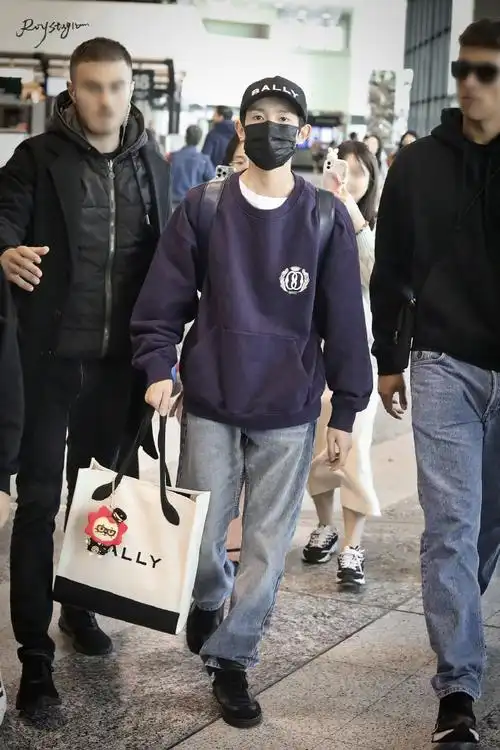 王源丹宁风#王源今携亲自设计的卡通形象莱阳2023秋冬新款挂件走机场