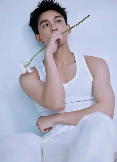 吴磊白背心77手臂线条居家男友风狠狠鲨到我古希腊掌管背心的神