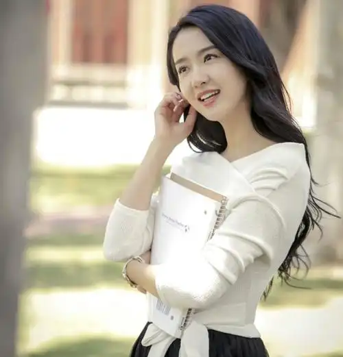 豪门千金缪盈;比如《择天记》中霸气傲冷的女官莫雨;提到许龄月的名字