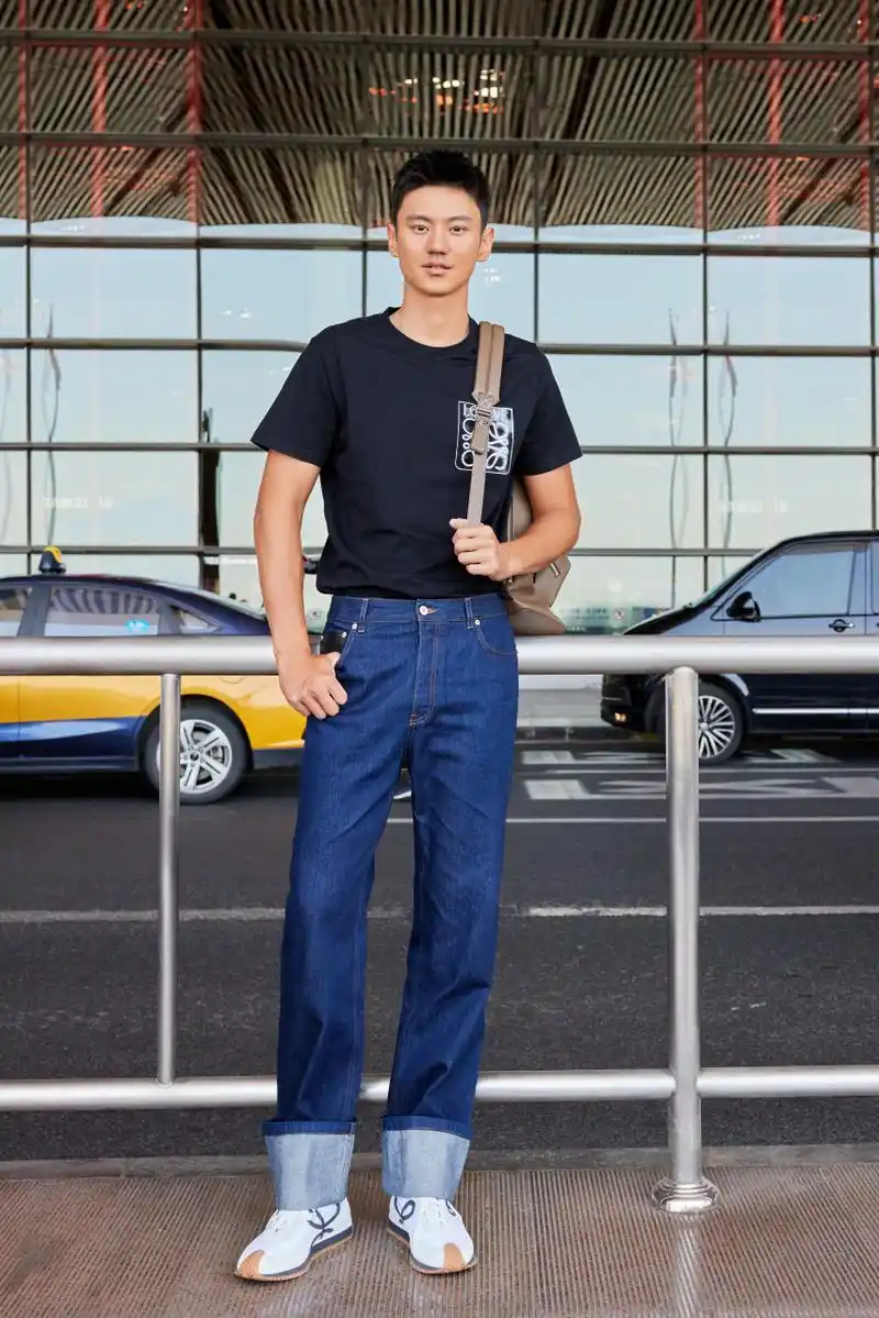 宁泽涛启程巴黎时装周前机场图 ,期待#loewe2024春夏男装秀##loewe