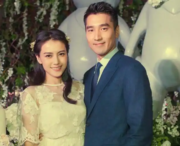 高圆圆一家三口外出聚餐!3岁女儿化身为小大人,饭后牵手回酒店