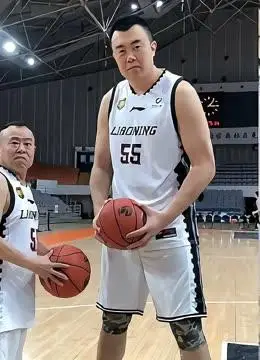 潘长江喜上热搜与韩德君再现父子情深上演最萌身高差