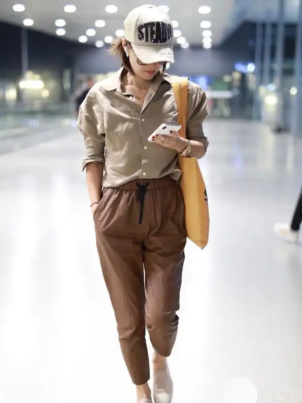 马伊琍没有明星包袱,一身朴素服装大方走机场,照样很吸睛