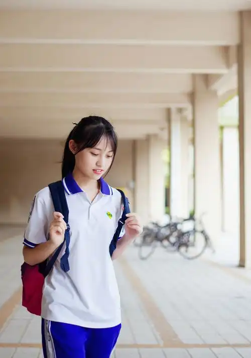 校服女生