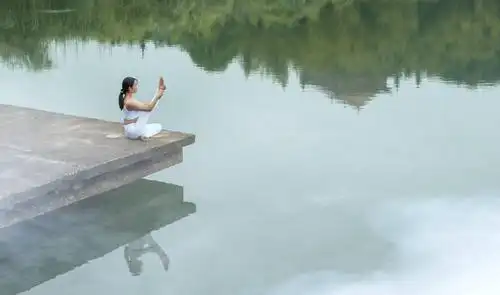 静心-瑜伽 写美篇 摄影: 文字编辑:原野 有一种美,叫练瑜伽的女人