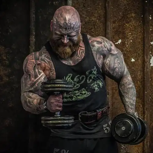 无敌纹身肌肉男出狱后走火网络上演真人美女与野兽