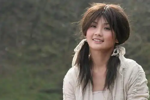 剧照)后来钟欣潼因为个人感情生活意外曝光,事业逐渐走向低谷,蔡卓妍