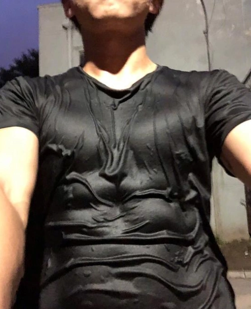 邓超大秀腹肌:低调很久了!