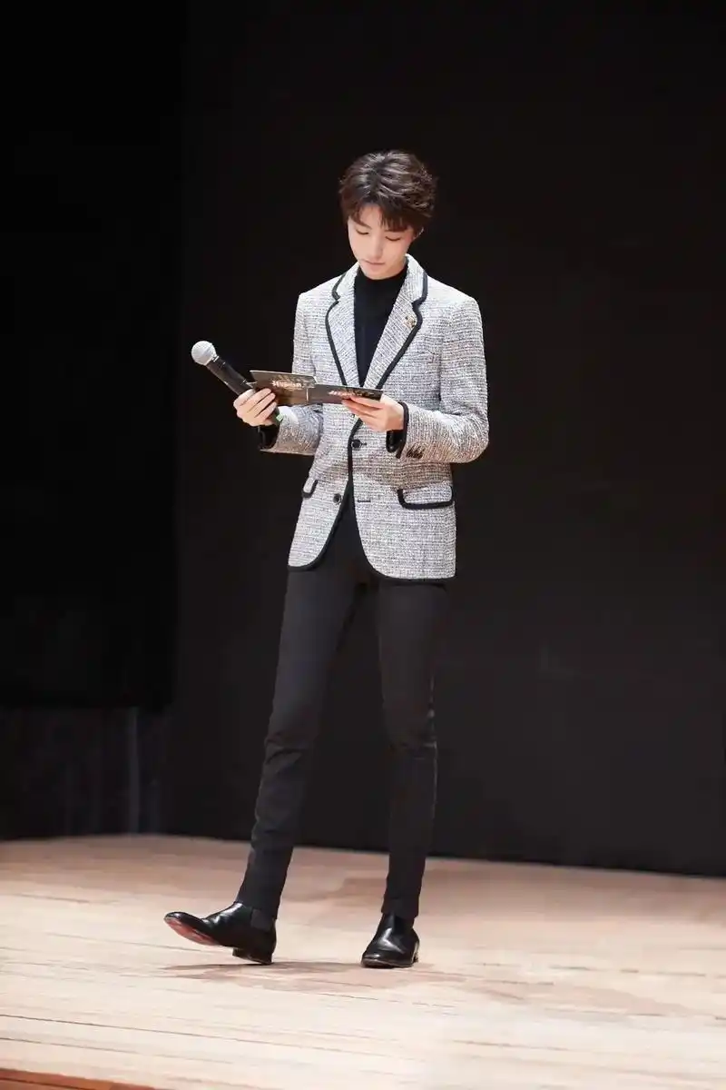 黄金比例身材 这大长腿我爱死了#王俊凯让人心动的n个瞬间