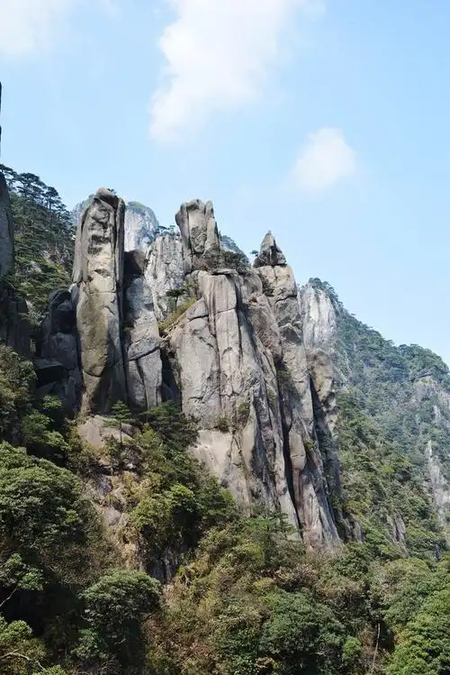 三清山主峰玉京峰海拔18199米终年云缠雾绕充满仙风神韵如仙境一般