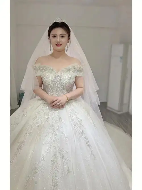 一般体重在140一190的新娘我主要推荐一字肩款式婚纱因为带袖领子就会