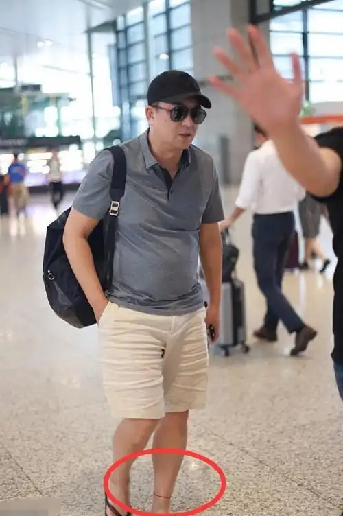 48岁张嘉译挺肚子走路网友脚上的红绳看着好不顺眼