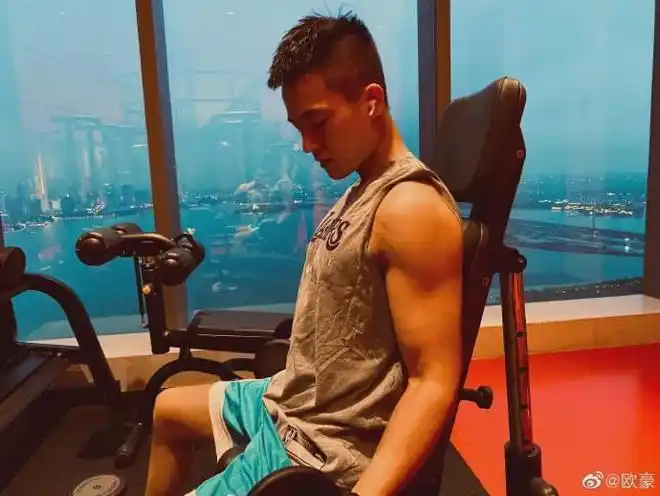 新生代男神欧豪私照曝光麒麟臂撩人腹肌公狗腰这身材服了