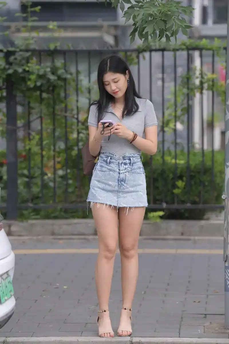 街拍美女,漂亮的牛仔短裙小姐姐,牛仔搭配短t意外好看!
