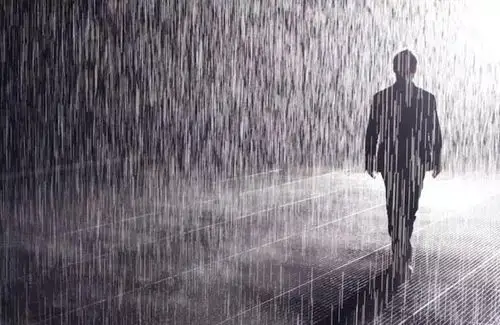 但步入余德耀美术馆夜空明亮虽说上海当晚月光皎洁砖叔跑去上海"淋雨"