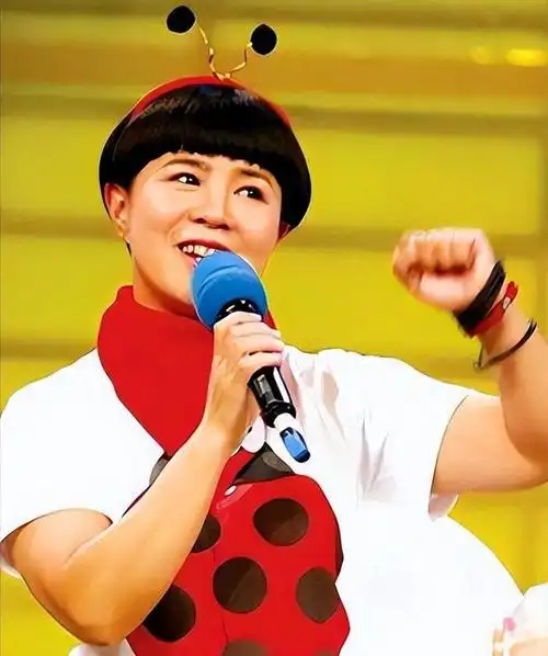 金龟子做姥姥了仍保留娃娃头,回应不想改变,网友评论过于尖刻|刘纯燕