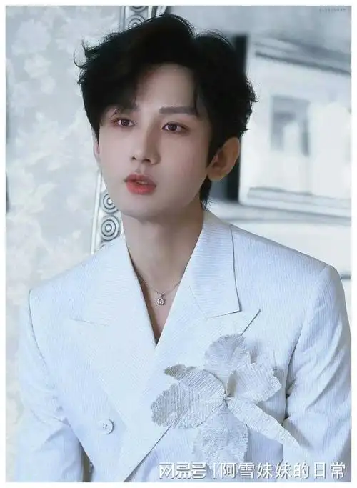 秦海璐离婚王源重读大一郭德纲郭麒麟父子不和成毅红毯被一